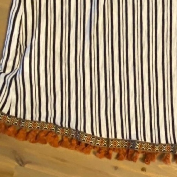 W5, tank w/ fringe detail across the bottom, M - Picture 4 of 4